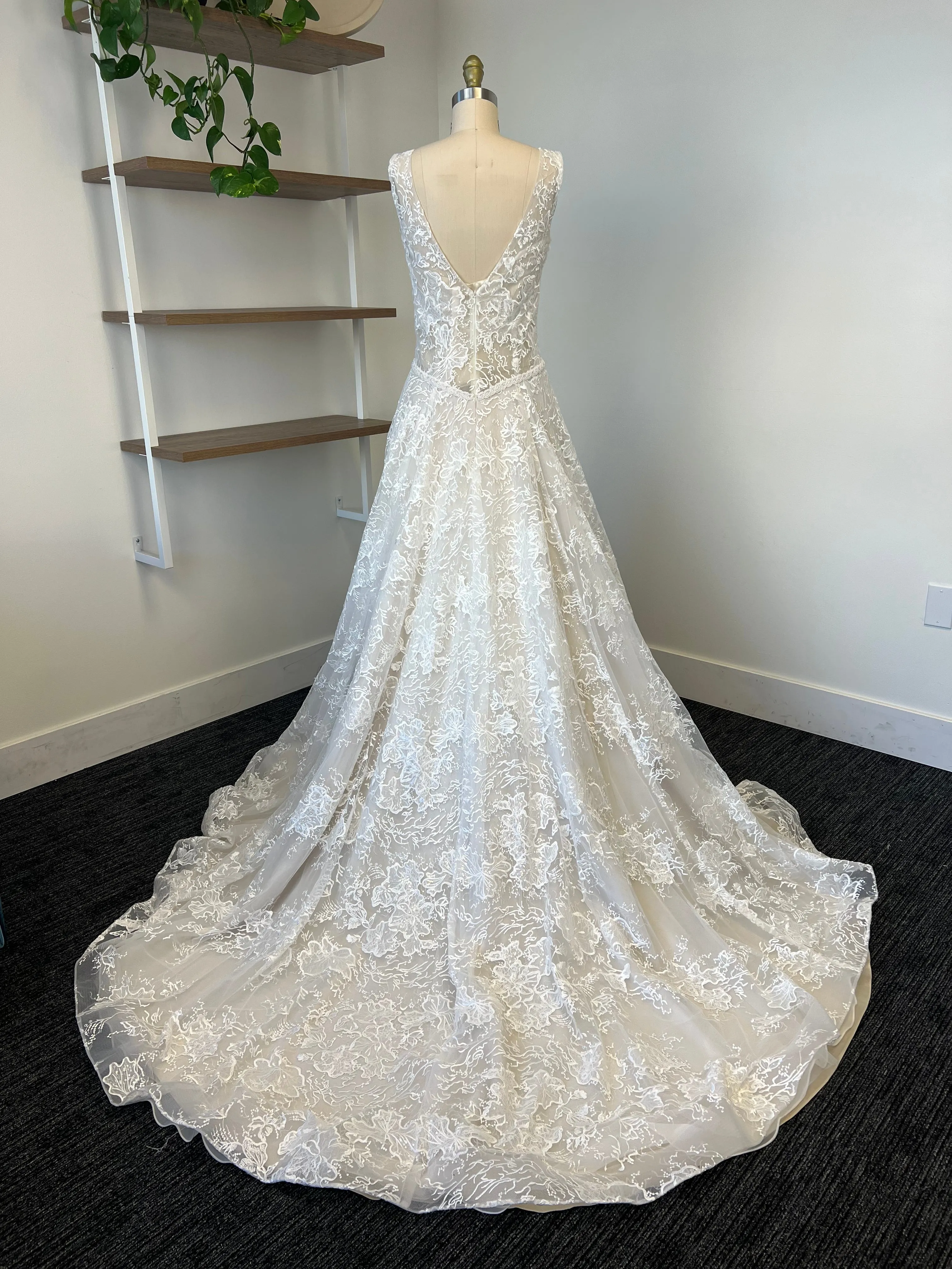 A / Lavish Lenore Size 10