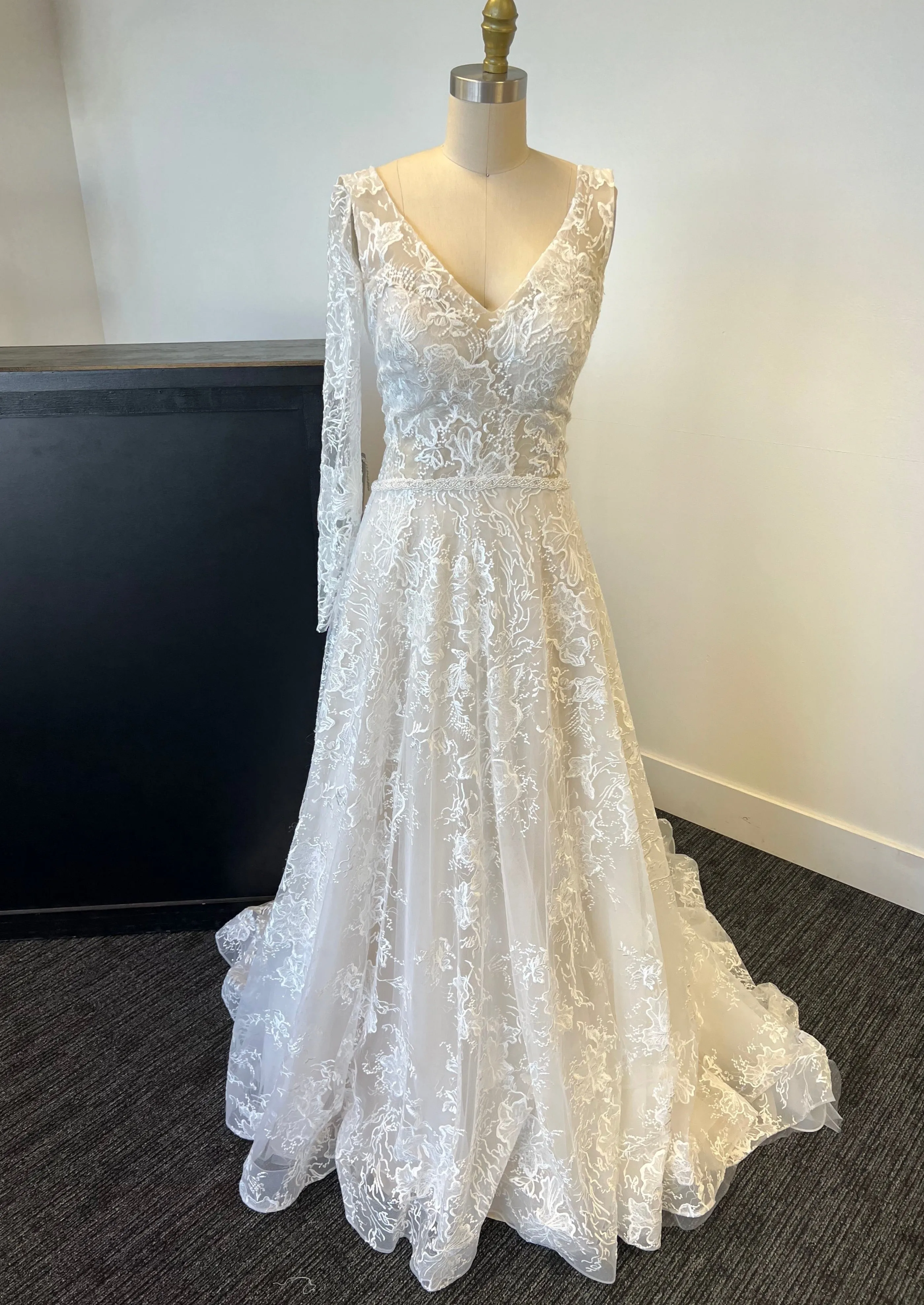 A / Lavish Lenore Size 10