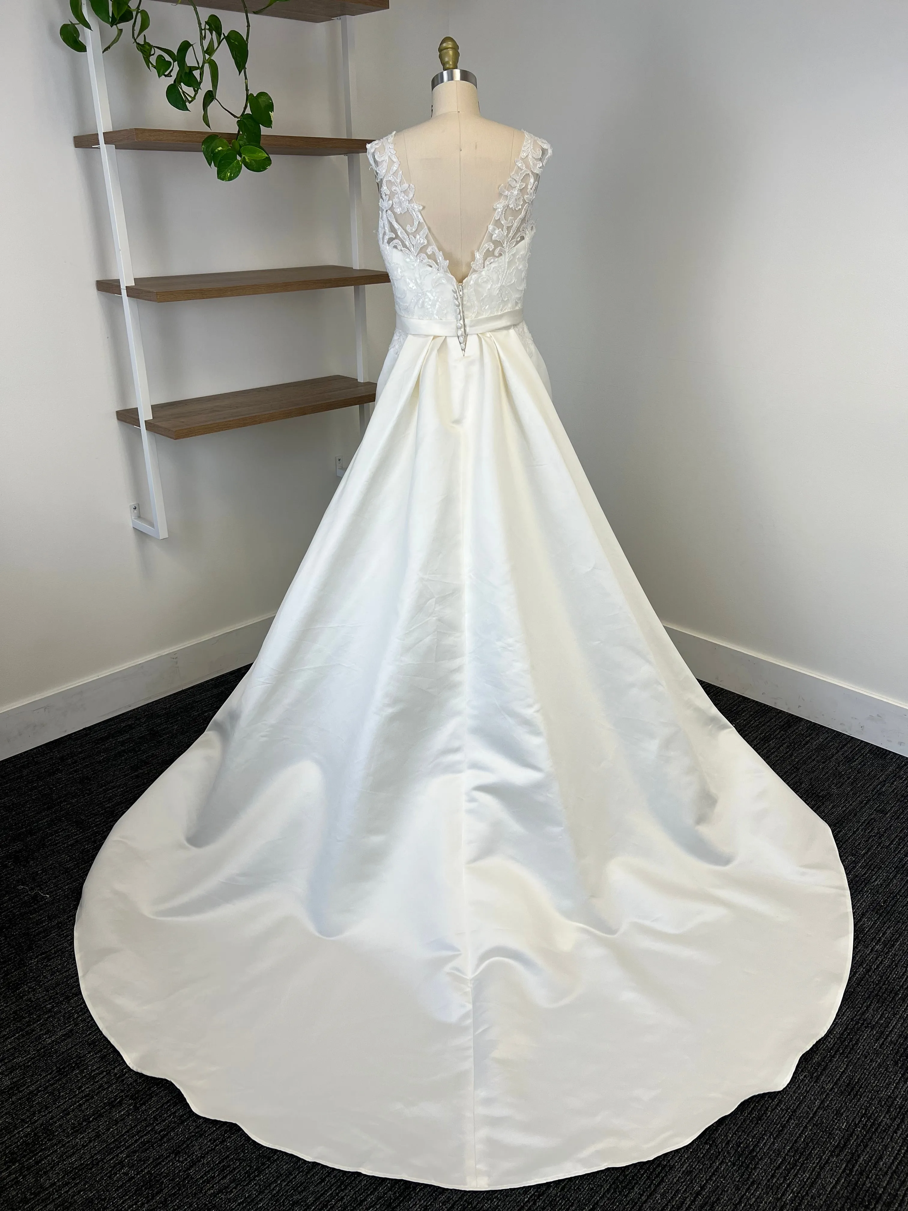 B / Luna Novias 1420 Ytiel Size 12