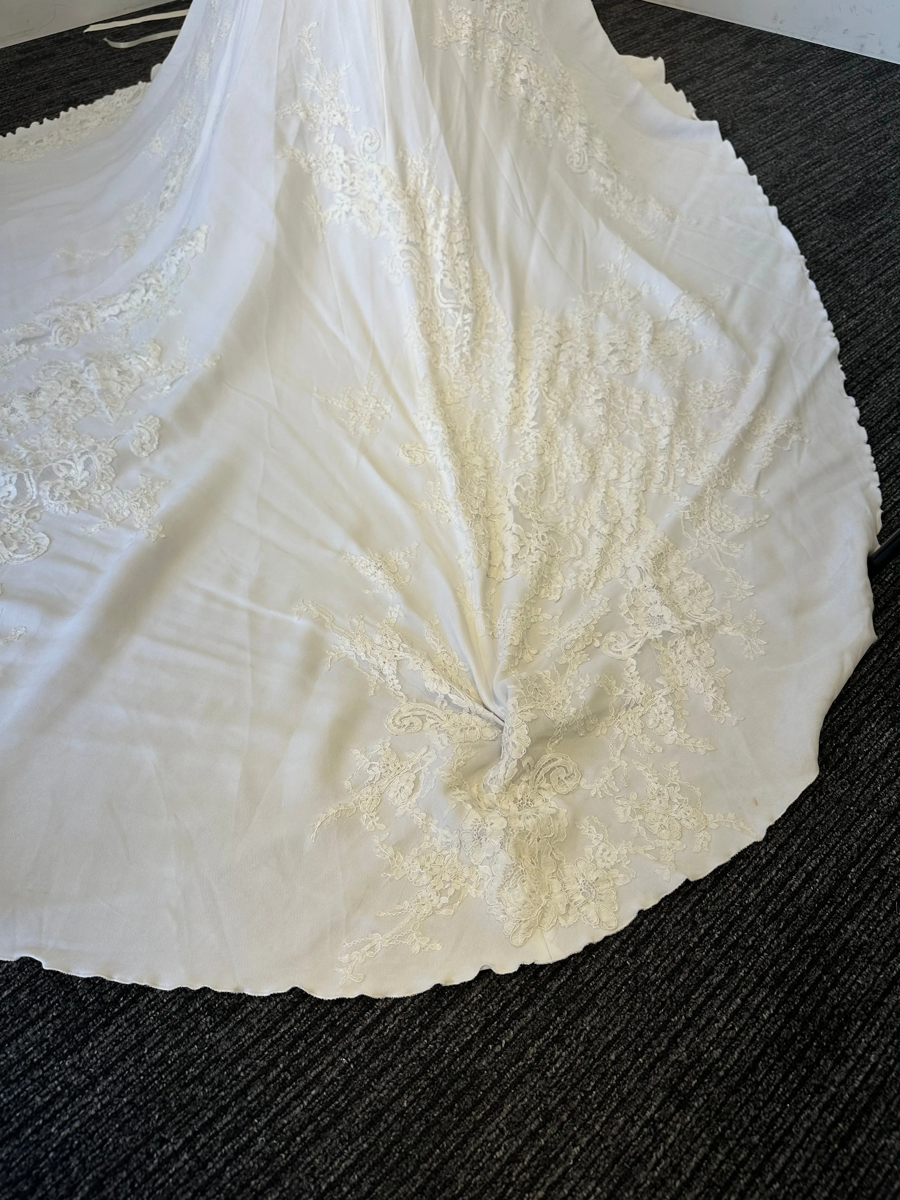 C / Pronovias Vincente Size 8